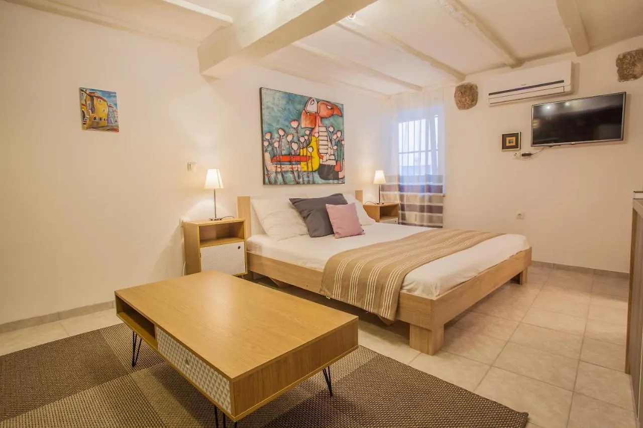 Honey Art Apartment Cres